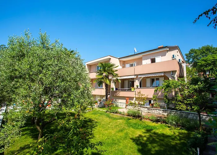 Seaside With A Swimming Pool Njivice, Krk - 21421 דירה *